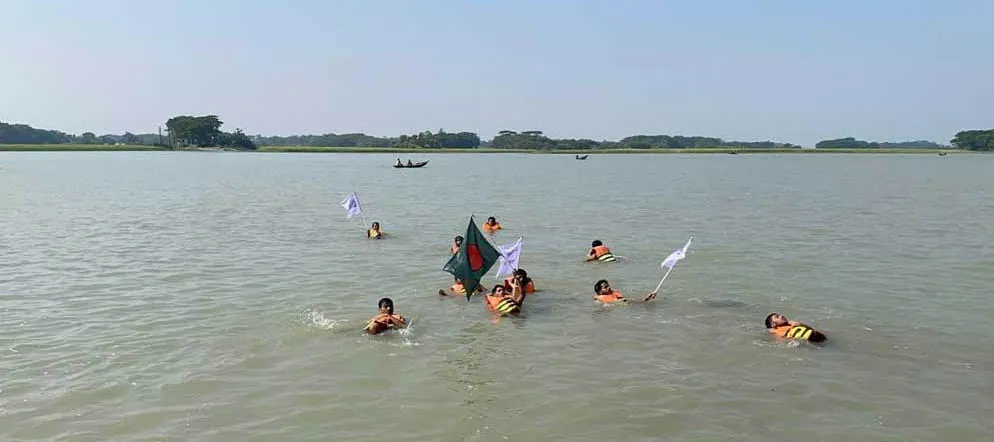 নদী সাঁতরে বরিশাল পৌঁছল ‘ভোলা টু সেতু ভবন’ লংমার্চ, অসুস্থ ১